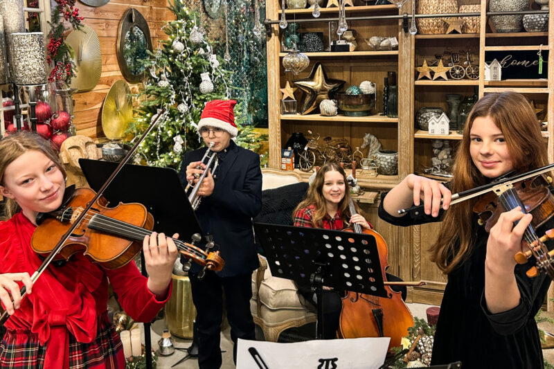 Szkoła muzyczna z Gniezna, zagrała i zaśpiewała kolędy